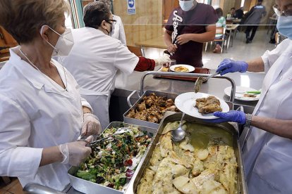 Voluntarias de la Asociación Leonesa de Caridad, ayer en el servicio de comida. MARCIANO PÉREZ