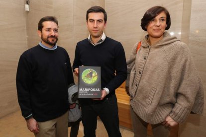 David César Manceñido, Félix Javier González y la edil Cristina López Voces, ayer en la Obra Social.