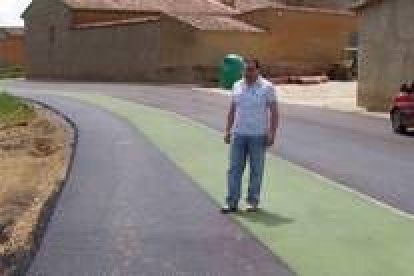 El alcalde de Pajares de los Oteros muestra la ejecución del carril bici y del paseo peatonal