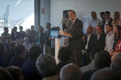 El candidato del PP, Mariano Rajoy, este jueves en un mitin en Santa Cruz de Tenerife