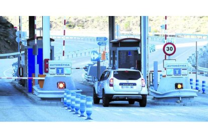 RETIRADA  LAS MÁQUINAS DE SISTEMA AUTOMÁTICO DE COBRO EN LA AUTOPISTA AP-66 EN EL PEAJE DE LA AUTOPISTA LEÓN - ASTURIAS  EN LA MAGDALENA