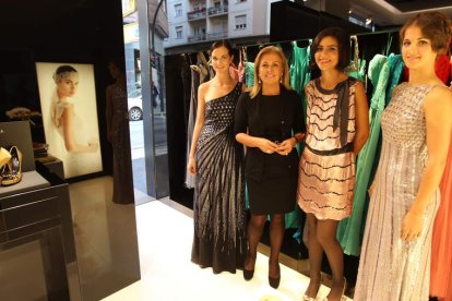 Rosa Clará y Silvia Fernández, entre dos modelos, en la inauguración de la tienda ayer.