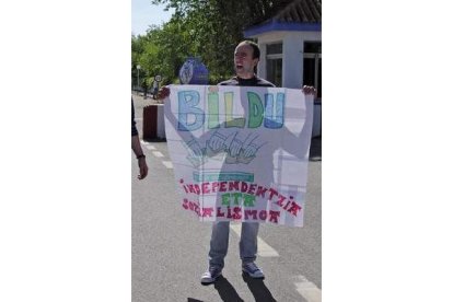 Ander Errandonea, con la pancarta de Bildu.