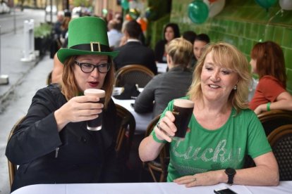 Dos mujeres celebran el Día de San Patricio en un pub de Sídney (Australia).