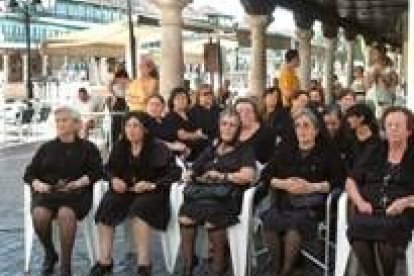 Un grupo de actrices sentadas esperan en la plaza Mayor de Almagro