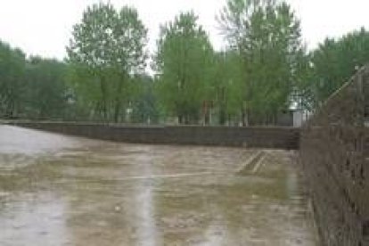 El vaso de la piscina fluvial se vació para iniciar las obras del sistema de depuración del agua