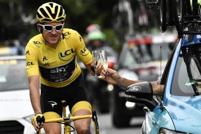 El corredor británico Geraint Thomas brinda por su victoria en el Tour de Francia. BERTORELLO