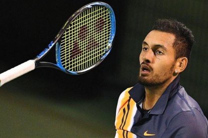 Kyrgios, jugando con la raqueta, en un momento del partido.