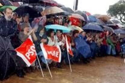 Los asistentes al acto en Extremadura sufrieron una lluvia muy intensa