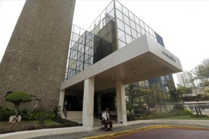 Un vigilante, ante la puerta del despacho Mossack Fonseca, en Panamá.