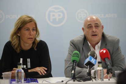 Noelia Álvarez y Goyo Chamorro, en la rueda de prensa de despedida del exalcalde. RAMIRO