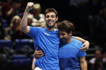 Marcel Granollers y Marc López festejan el histórico triunfo.