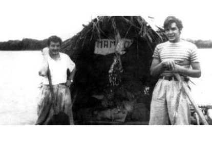 Alberto Granado (izda.), con su amigo Ernesto el "Che" Guevara, cruzanod el río Amazonas.