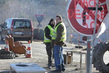 Dos chalecos amarillos bloquean una carretera en Dions, el pasado martes.