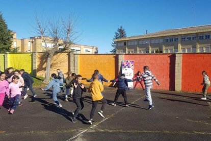 Un momento del recreo en el Ceip Lope de Vega de León, situado en Armunia. DL