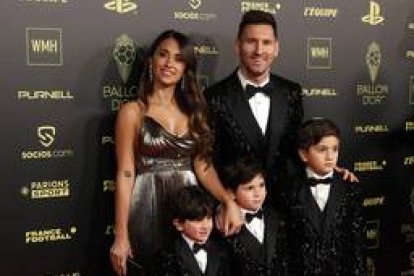 Messi posa con su familia en la ceremonia del Balón de Oro. EFE/EPA/YOAN VALAT