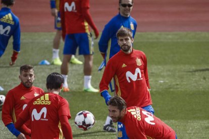 Alba, Morata, de espalda, Ramos y Piqué, durante uno de los rondos del entrenamiento. EMILIO NARANJO