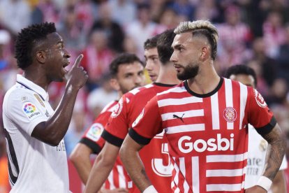 Vinicius, el único que brilló en el Madrid, discute con Castellanos, que fue el autor de los cuatro goles del Girona. DAVID BORRAT