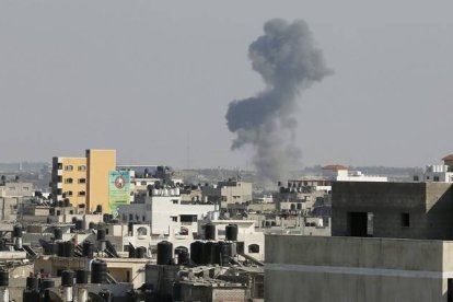 Columna de humo en Gaza tras un supuesto ataque de la aviación israelí en Gaza, este martes.