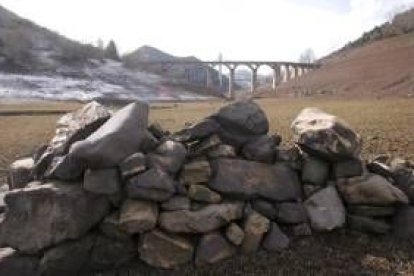 La escasez de agua en el embalse de Barrios de Luna es patente desde el pasado invierno