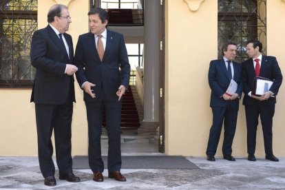 El presidente de la Junta de Castilla y León, Juan Vicente Herrera, se reúne con el presidente del Principado de Asturias, Javier Fernández