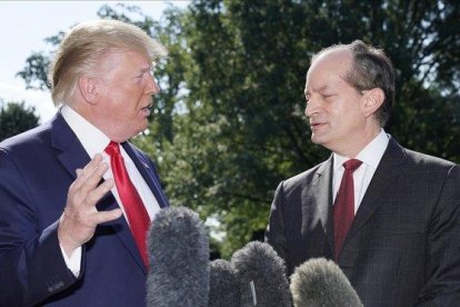 Donald Trump y el secretario de Trabajo, Alex Acosta, este viernes.