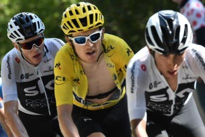 Egan Bernal protege a sus jefes de filas en Sky, Geraint Thomas y Chris Froome, en la dura subida de Alpe dHuez.