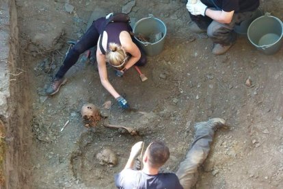 A calderos retiraron este fin de semana los voluntarios de la ARMH hasta nueve toneladas de tierra, losas y escombro en el recinto del cementerio de Primout donde se cree que enterraron en junio de 1940 al guerrillero Tomás Fernández, alias Capitán Fantasma, abatido por la Guardia Civil cuando protegía la huida de sus compañeros. Restos de