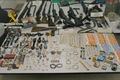 Joyas, relojes, dinero en metálico, móviles y ordenadores entre el motín recuperado. GUARDIA CIVIL