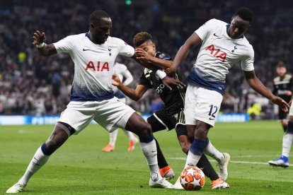 Víctor Wanyama y Moussa Sissoko, del Tottenham, disputan un balón ante David Neres, del Ajax. NEIL HALL