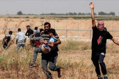 Un niño palestino herido por las fuerzas israelís es evacuado durante los enfrentamientos en Gaza por el Día del Nakba.