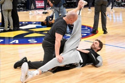 Pau Gasol hace estiramientos antes de su regreso a las pistas.