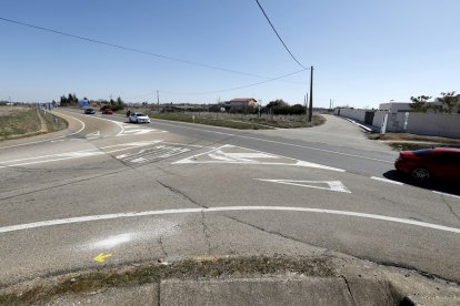 El cruce de la N-120 con el acceso a Montejos del Camino. MARCIANO PÉREZ