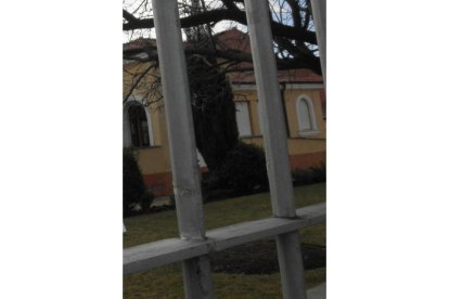 La biblioteca de Puente Castro está en las viejas escuelas.