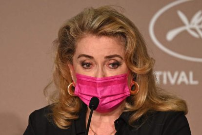 La actriz francesa Catherine Deneuve, en rueda de prensa en Cannes. KATE GREEN / POOL