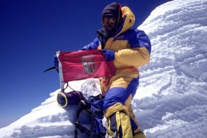 El himalayista Juan Oiarzabal fotografiado por un compañero de expedición en la cima del Annapurna (8.091 metros de altitud), en el macizo del Himalaya (Nepal). Al ascender esta montaña, Oiarzabal se convirtió en el sexto hombre que ha conseguido pisar las catorce cimas de más de ocho mil metros que hay en la Tierra, después del italiano Reinhold Messner, los  polacos Jerzy  Kukuczka y Kristoff Wielicki, el suizo Erhard Lorethan y el mexicano Carlos Carsolio. JUAN VALLEJO