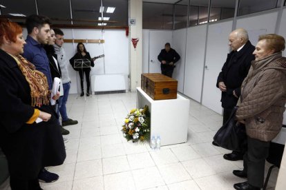 Acto de despedida a Francisco Alonso, ayer en la Junta Vecinal de Trobajo del Camino. MARCIANO PÉREZ