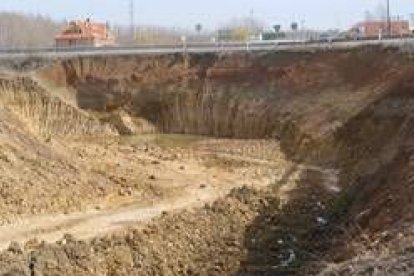 Imagen actual de las obras en el cruce de Mansilla, donde se prevé un paso inferior bajo la N-601