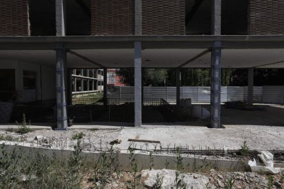 La Junta colocó con 314.000 € cinchas de hierro en algunos pilares para sujetar el edificio. F. OTERO