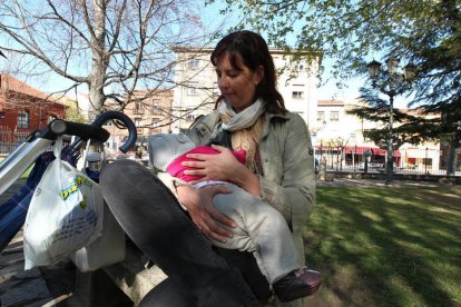 Una madre amamantando a su bebé. SECUNDINO PÉREZ