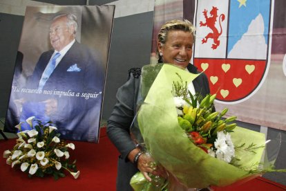 María José Álvarez, en el homenaje a su padre ayer en el Colegio Peñacorada. FERNANDO OTERO PERANDONES