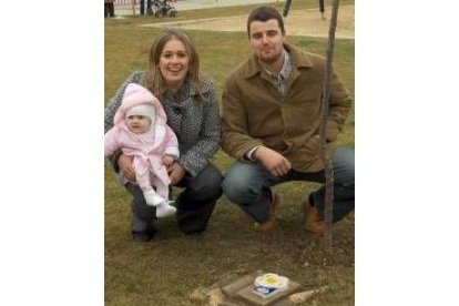 Este bebe, que posa con sus padres, ya tiene un árbol en el municipio