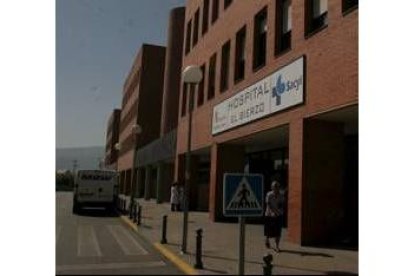 La entrada principal a la zona de hospitalización del centro ponferradino