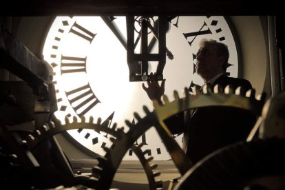 Jesús López-Terradas conoce como nadie el mecanismo del reloj de la Puerta del Sol. EMILIO NARANJO