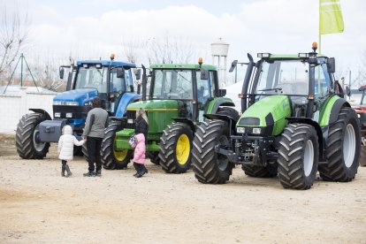 Feria de maquinaria agrícola y reparto de potaje en La Bañeza. F. Otero Perandones.