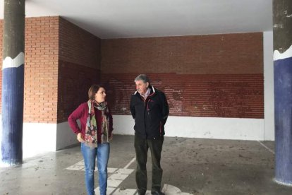 La directora del centro y el concejal Manuel Ortiz visitan las obras del centro. dl