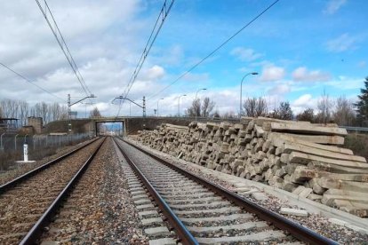 Imagen de un tramo entre León-La Robla, con una vía renovada y traviesas sobrantes apiladas. DL