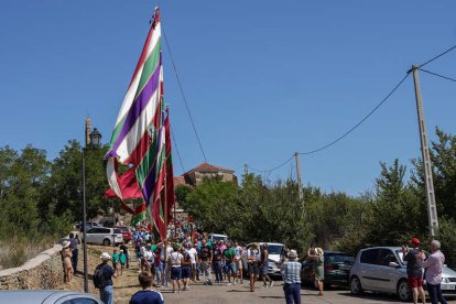 Los pendones desfilaron acompañados por los visitantes y vecinos. MIGUEL F. B.