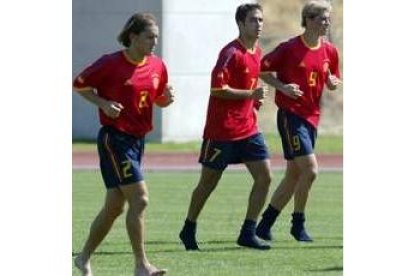 Raúl y Torres (derecha) se ejercitan en un entrenamiento de la selección