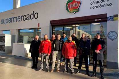 Parte de los trabajadores del nuevo local de Claudio Express en Bembibre posan junto a responsables de Gadisa Retail y DST Group, en el complejo con gasolinera Shell, cafetería, box de lavado y butano junto al centro de salud de Bembibre donde ha abierto el supermercado, con horarios de 7.00 a 23.00 horas. DL